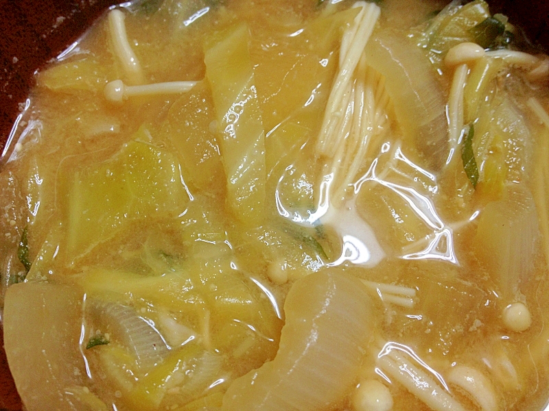 エノキキャベツ新玉葱水菜のお味噌汁