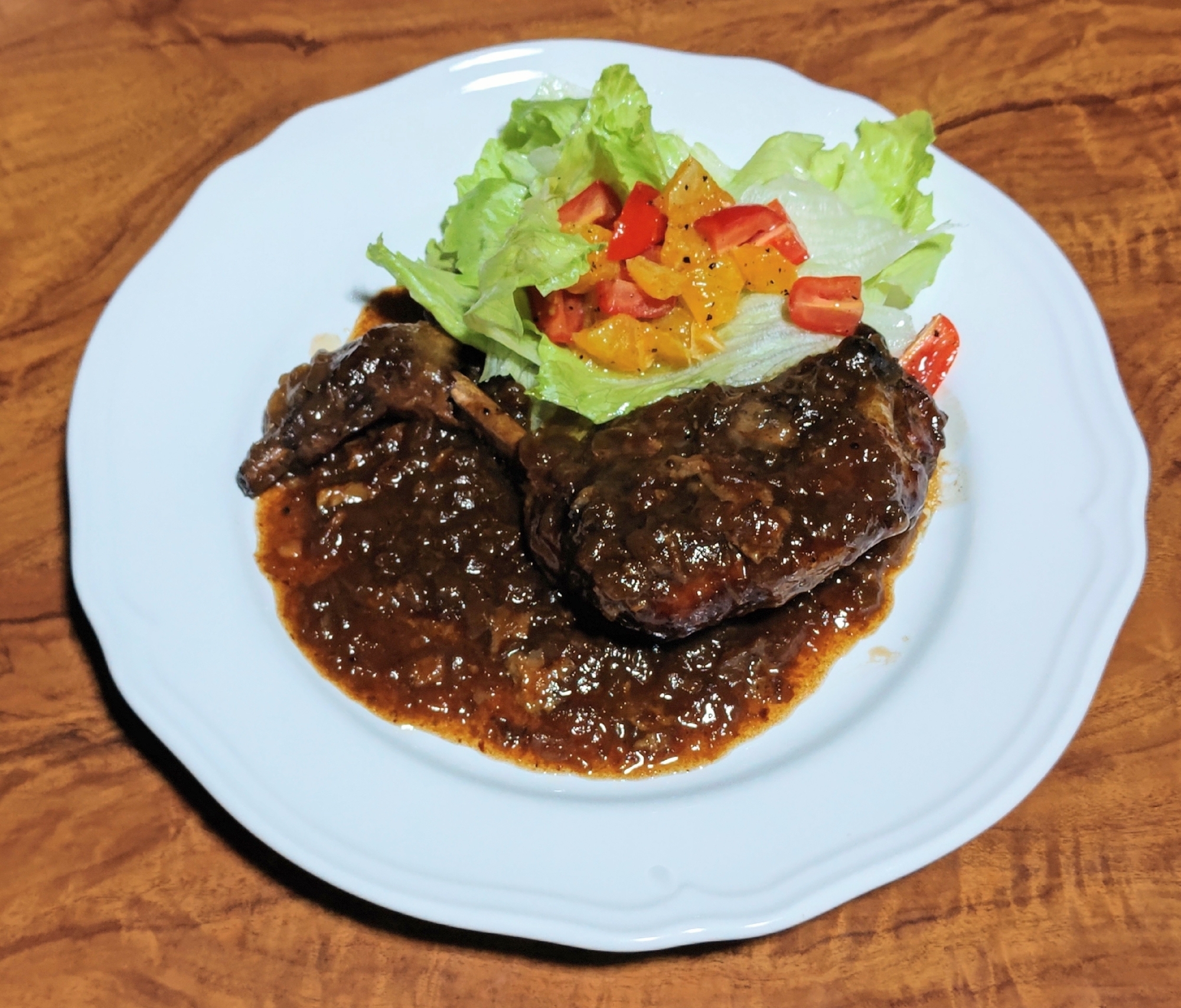 骨付き鶏もも肉の赤ワイン煮込み