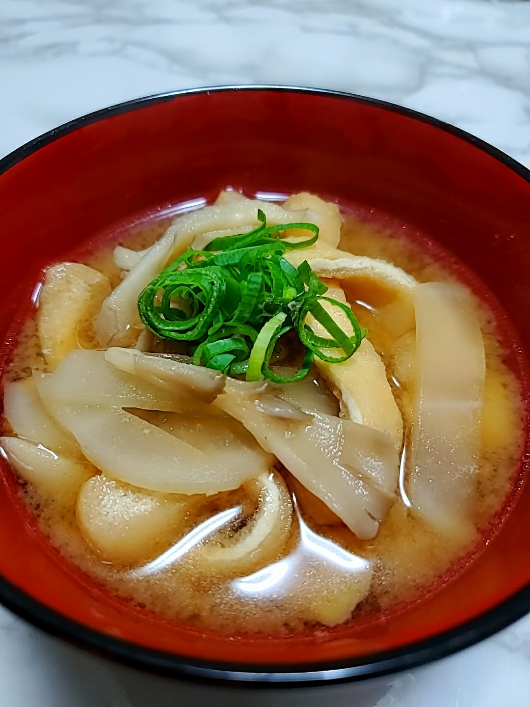 油揚げと舞茸の大根味噌汁