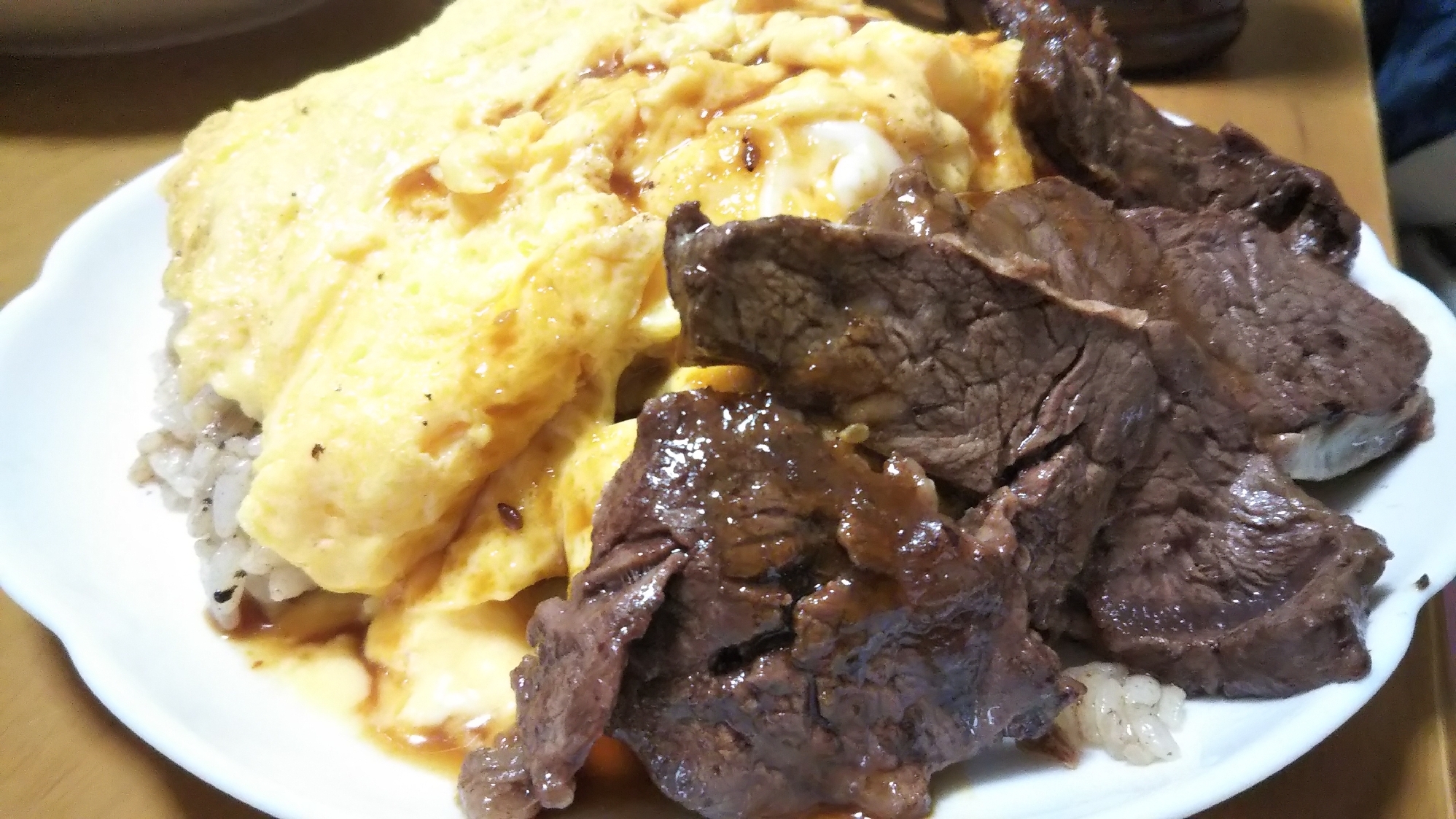 牛肉焼いたあとのフライパンで、焼き肉オムライス!