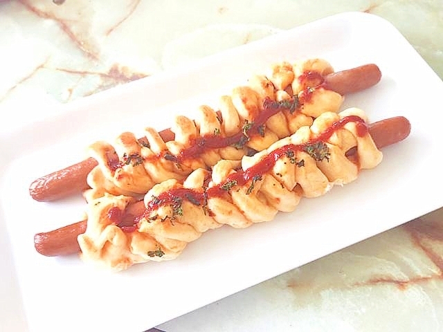 ロングソーセージを使って！手ごねの編みパン♪