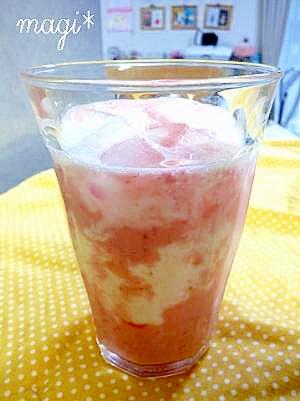 マーブルがかわいいイチゴラッシー♪