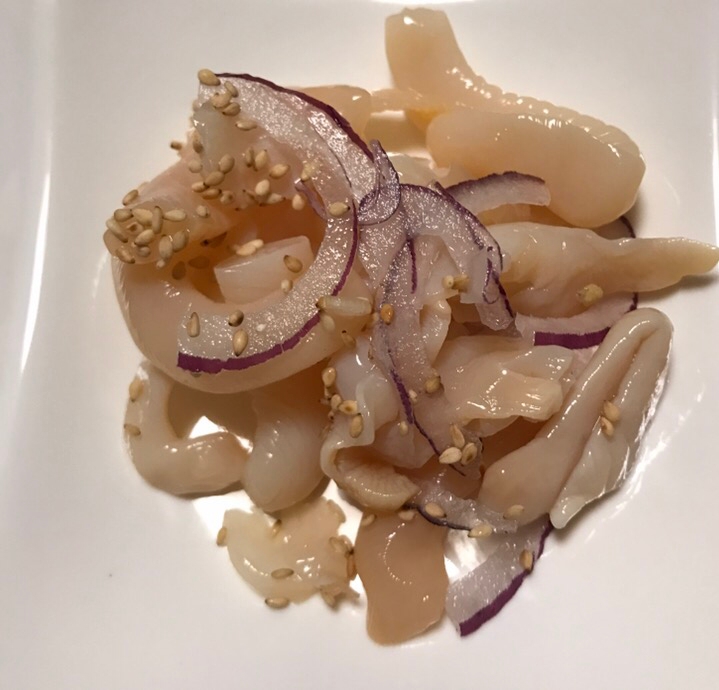 紫玉ねぎとつぶ貝のごまサラダ