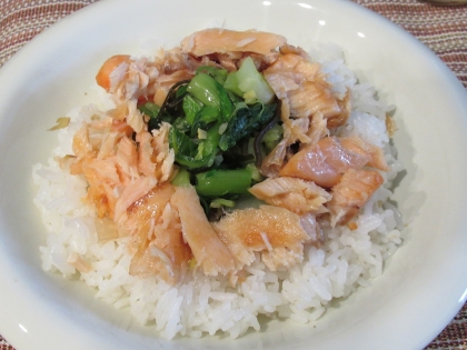 シャキシャキ！チンゲン菜と鮭の丼