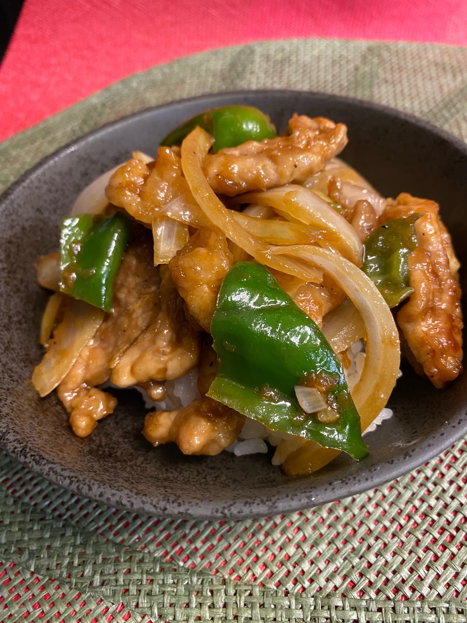 お腹も満足❣️豚と玉ねぎのコクうま炒め丼