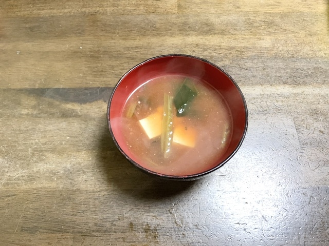 味噌汁レシピ　トマトとほうれん草の味噌汁