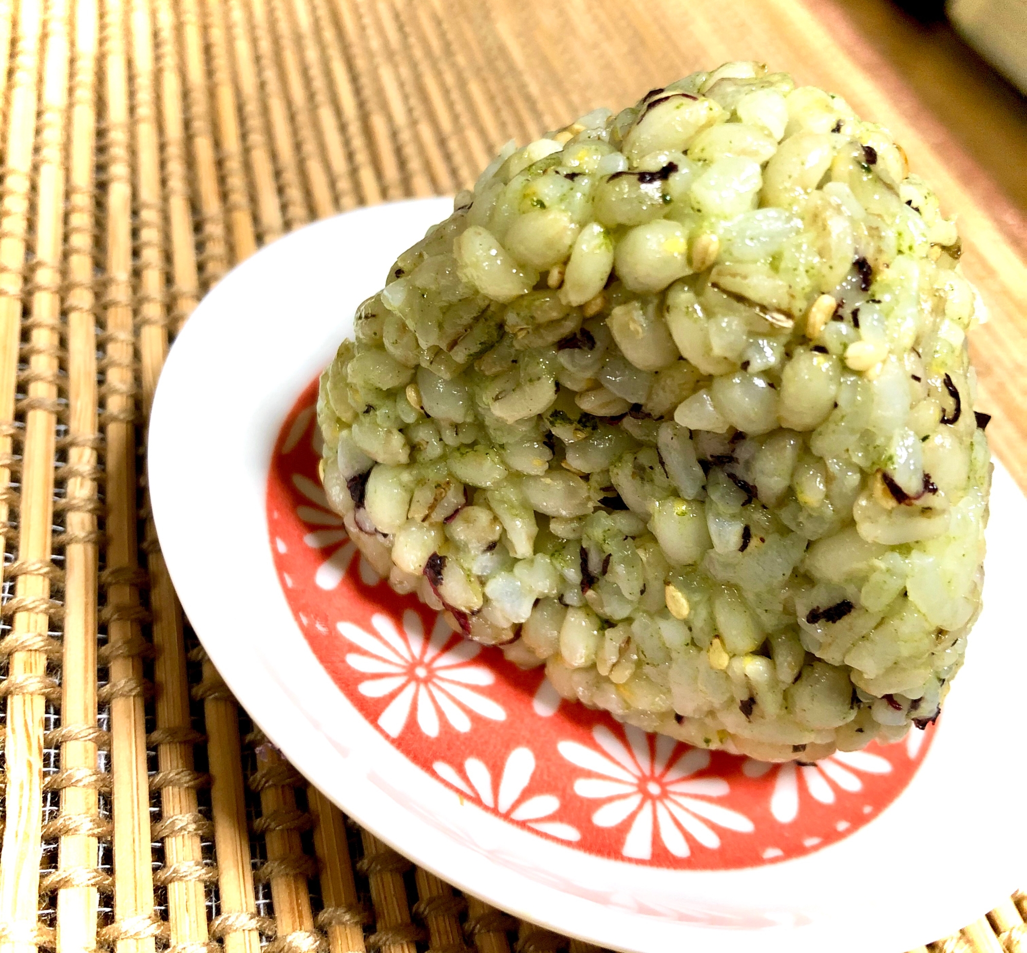 お抹茶とゆかりのもち麦おにぎり