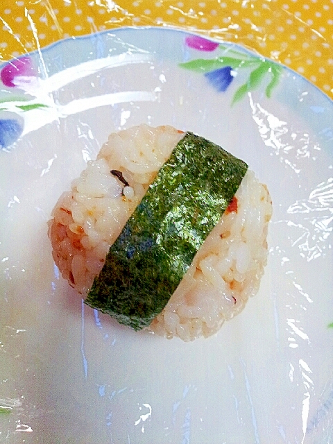 ラップで簡単 ひじきふりかけと鮭フレークのおにぎり レシピ 作り方 By ラズベリっち 楽天レシピ ラップで簡単 ひじきふりかけと鮭フレークのおにぎり レシピ 作り方 By ラズベリっち 楽天レシピ