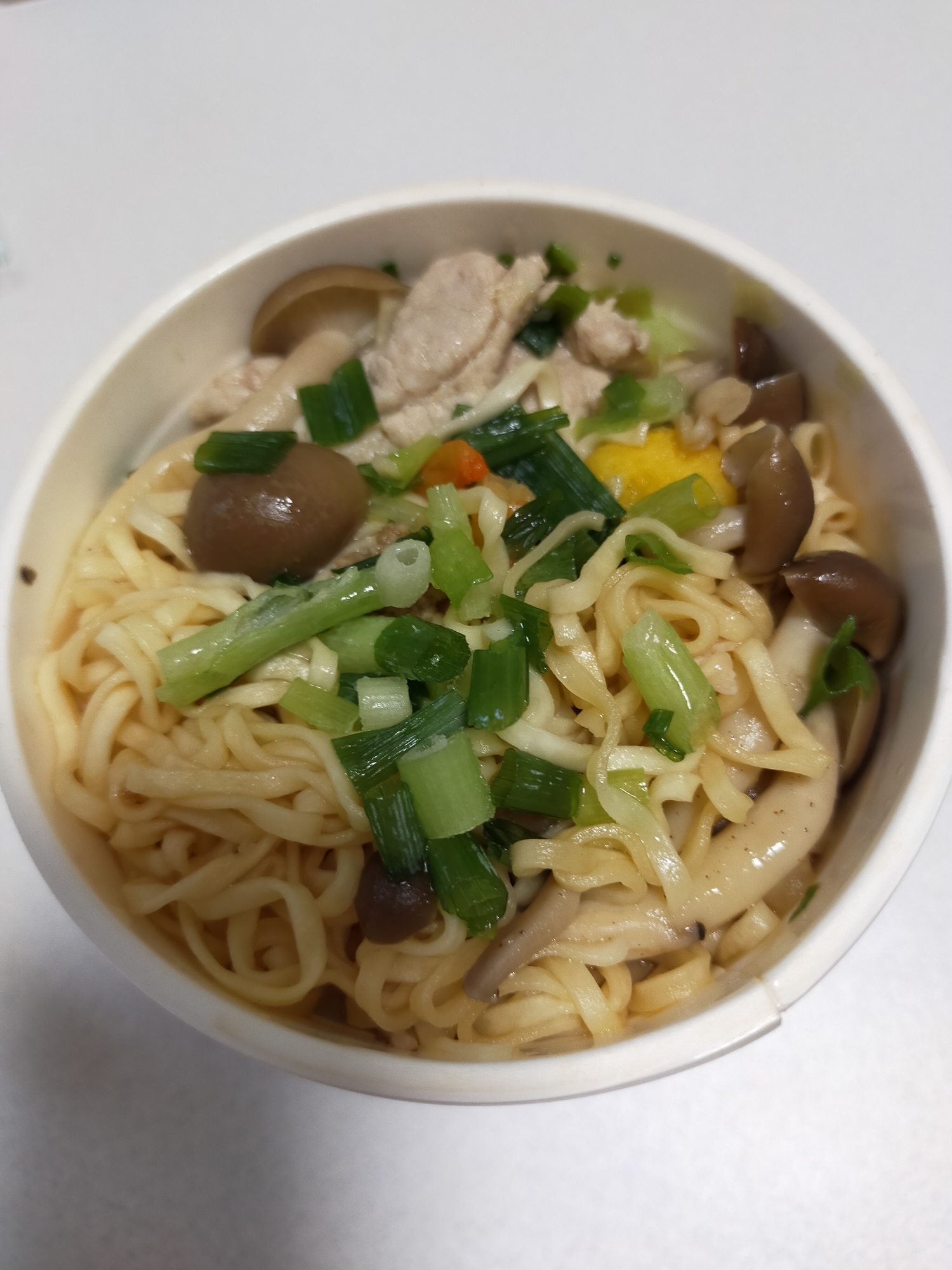 カップ麺アレンジ 具沢山 豚肉としめじのラーメン レシピ 作り方 By ぴぐ 楽天レシピ