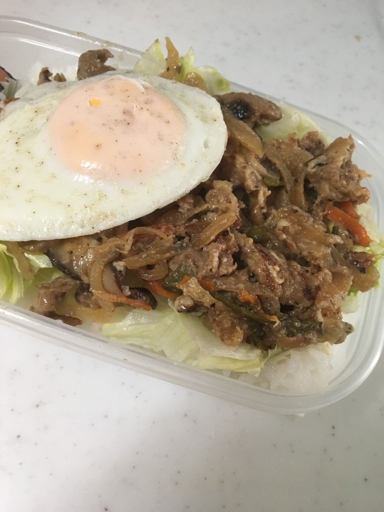 豚肉の野菜炒めと目玉焼きのせ丼☆お弁当