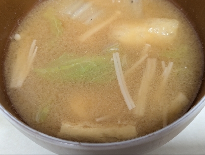 キャベツと油揚げとえのきの味噌汁