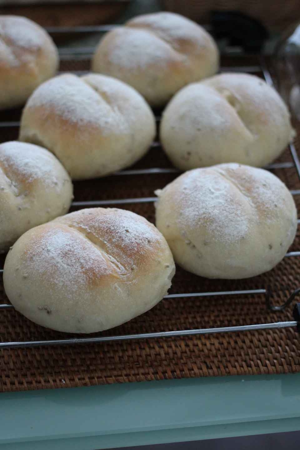 ポーリッシュ製法で作る　えごま入りの丸パン