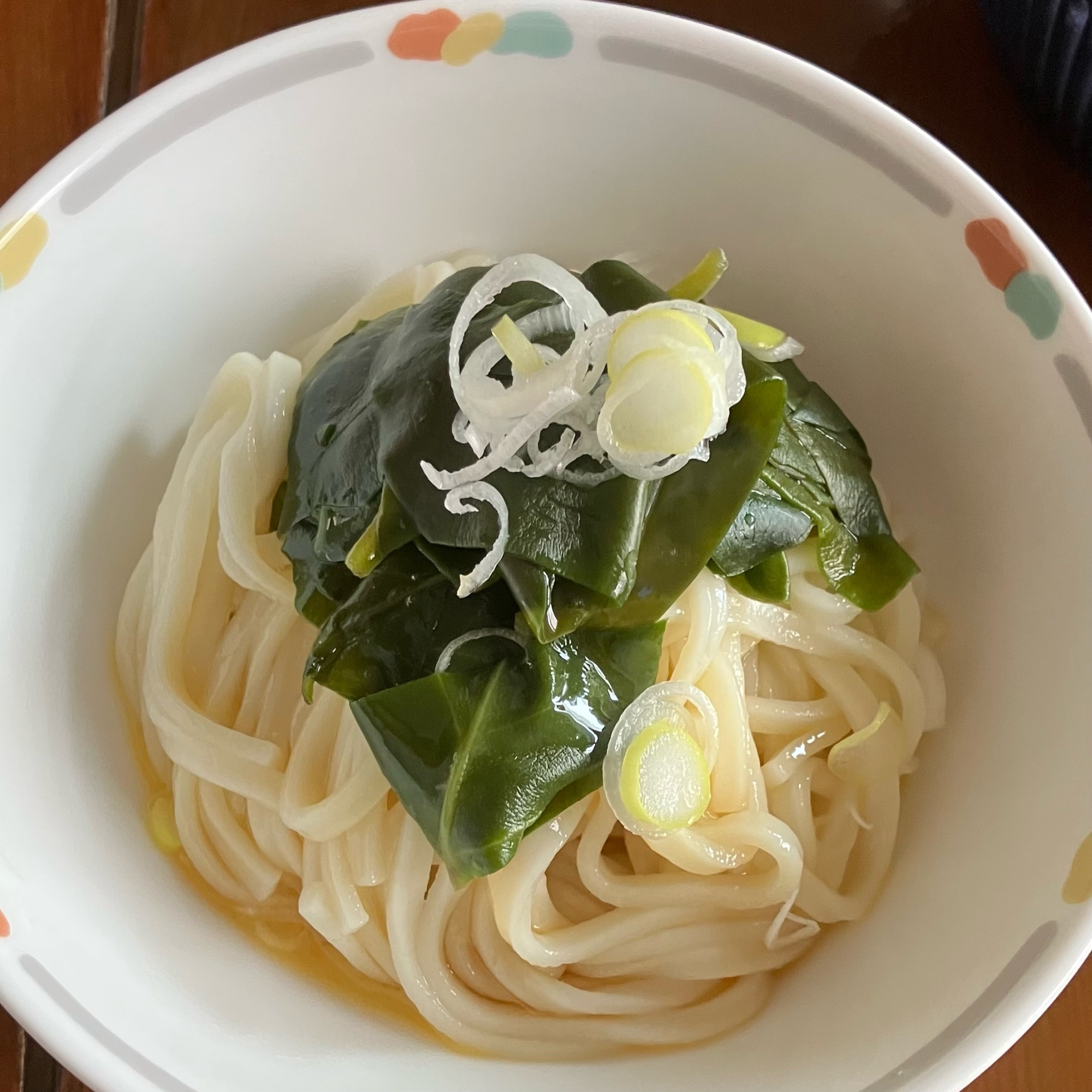 家庭菜園の《おかわかめ入り釜玉うどん》