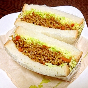 材料こんだけ超簡単!ふわふわ焼きそばサンド庶民味