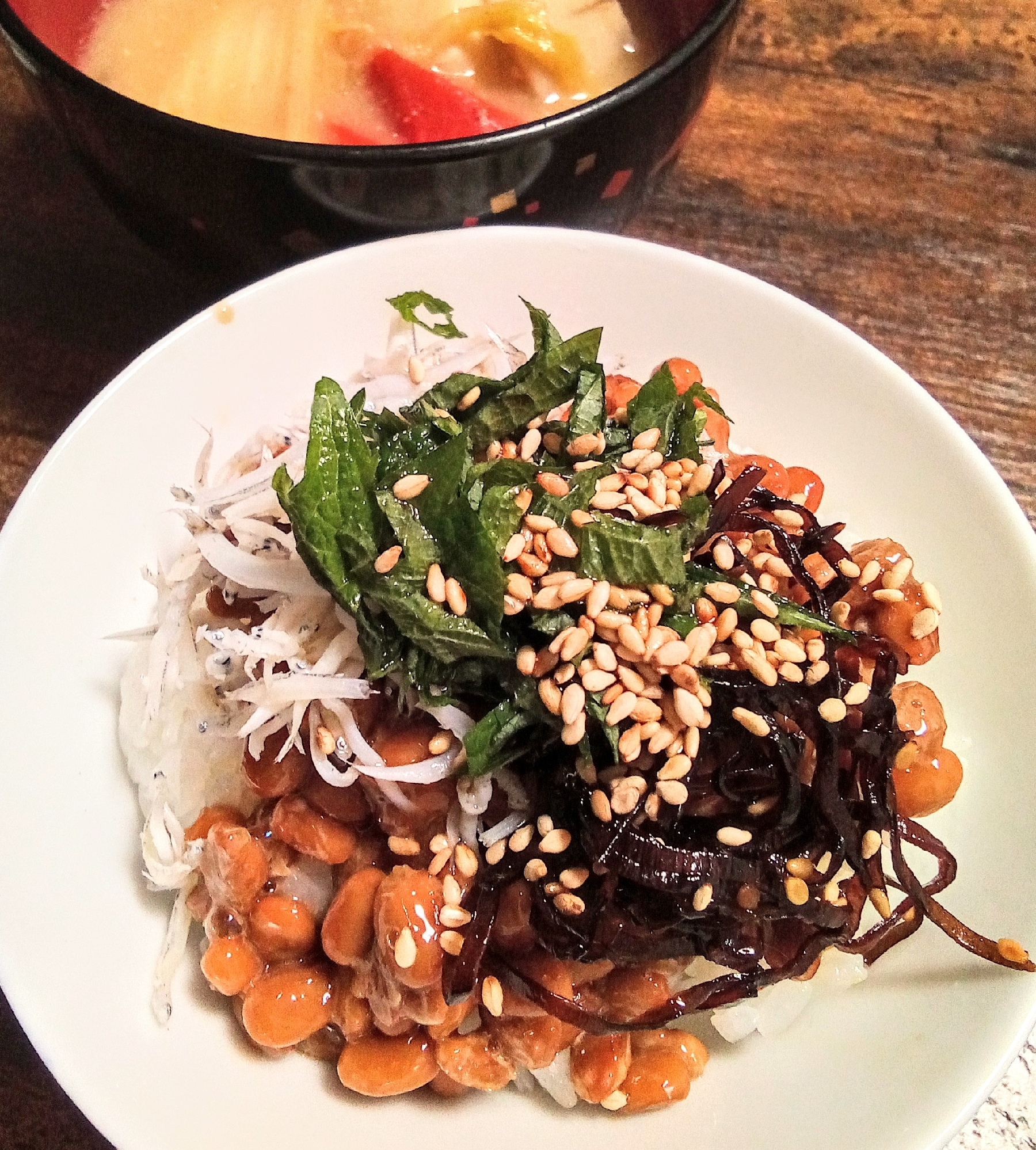 混ぜてね♫しらすと昆布佃煮と大葉の納豆かけご飯♪