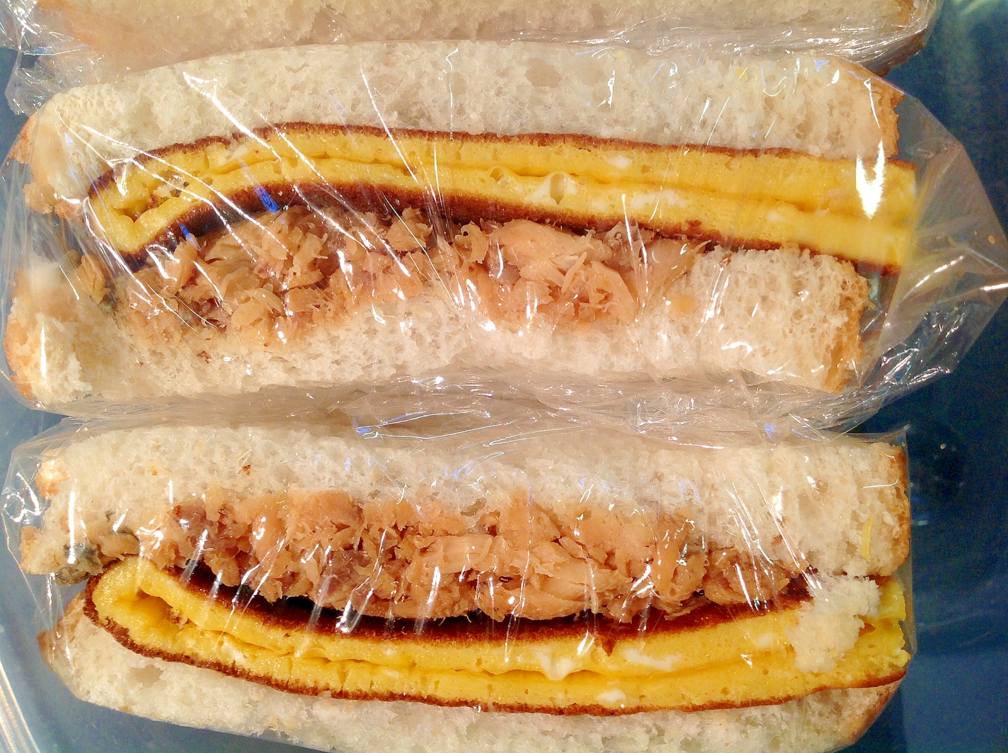 卵焼きと鮭そぼろのサンドイッチ