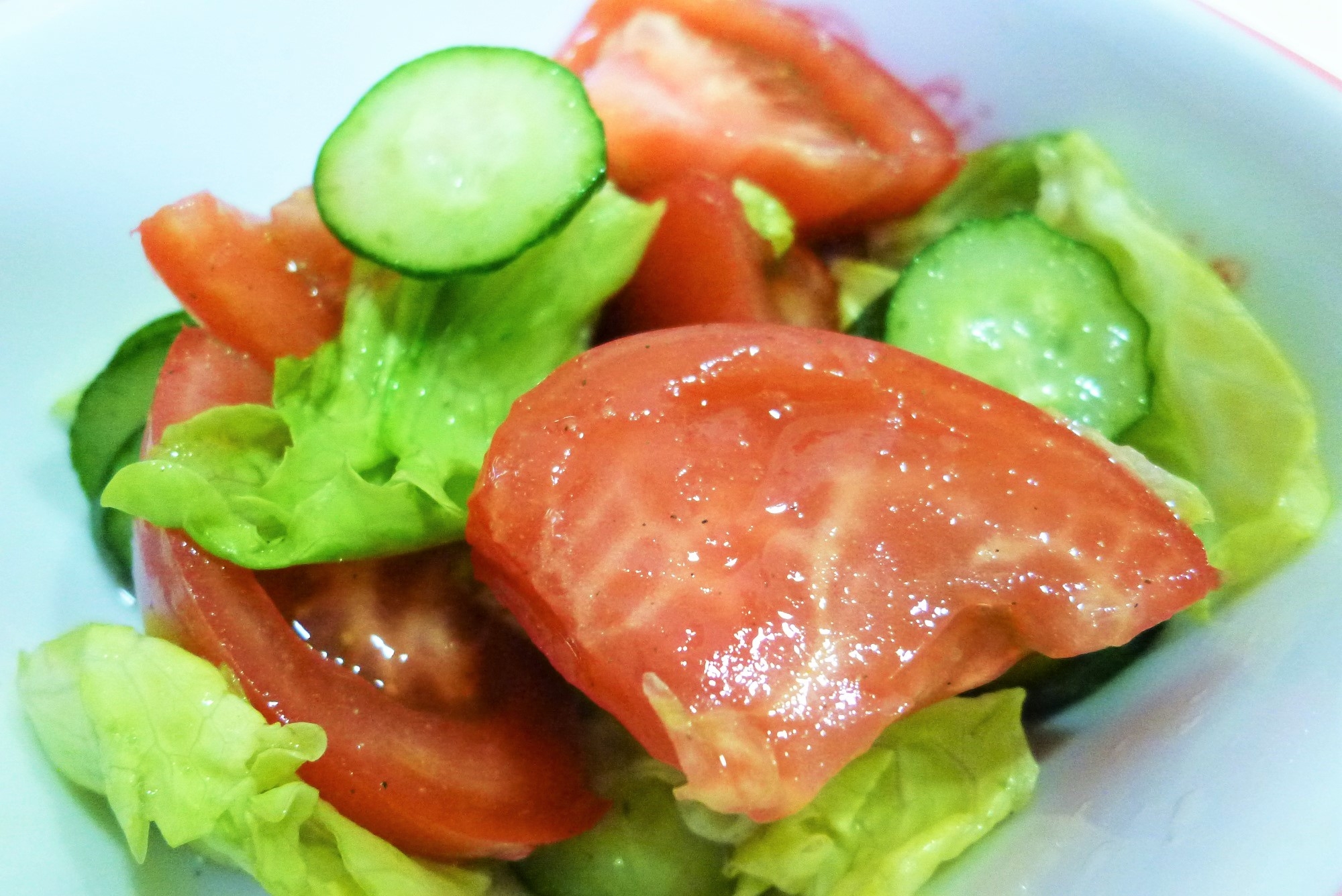 すっぱいトマトもおいしく食べる　トマトの彩りサラダ