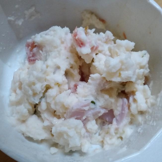 トマト入りのポテトサラダ