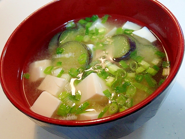 貝だしで　茄子と豆腐のお味噌汁♬