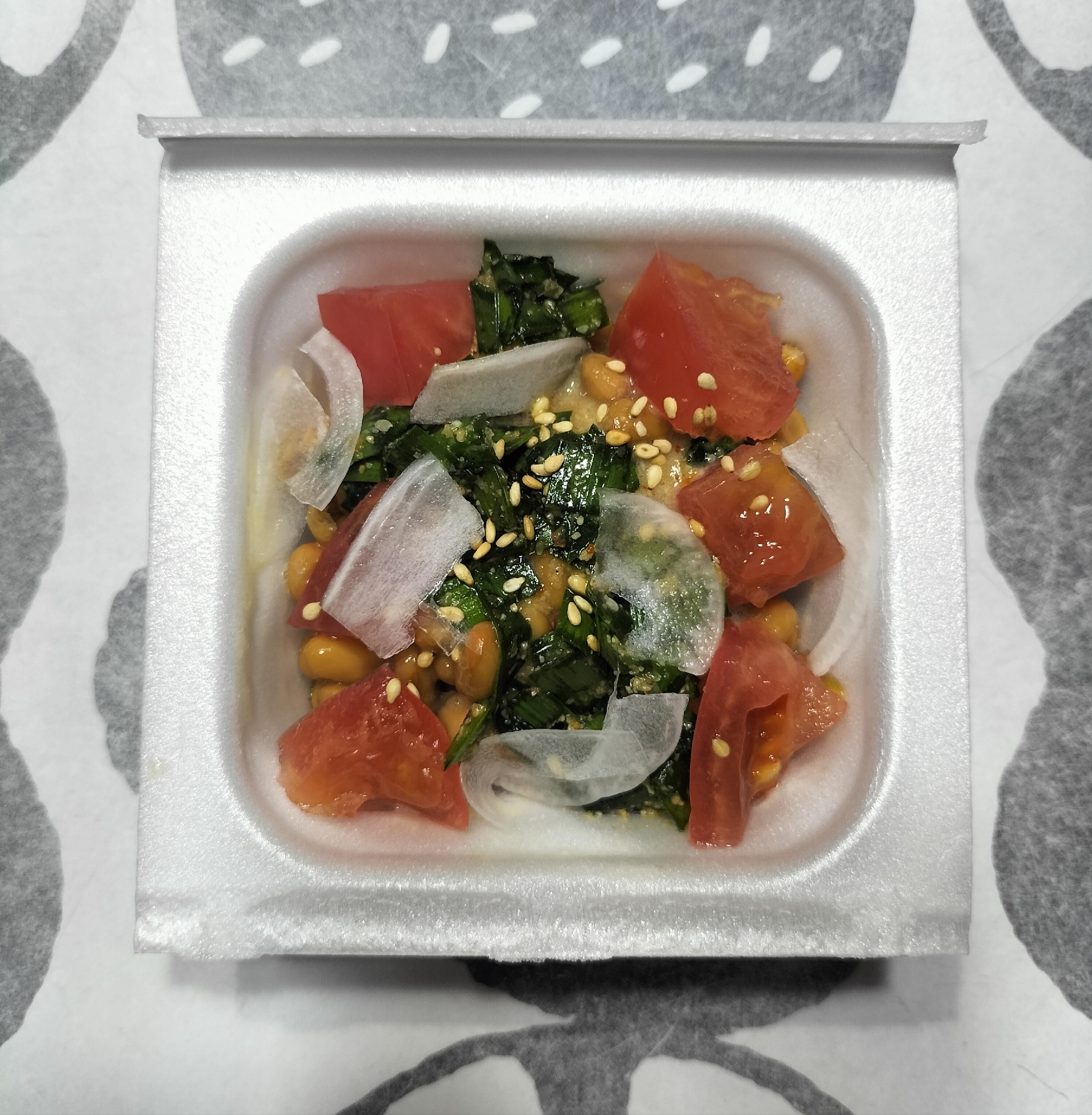 トマトとにらだれ入り納豆