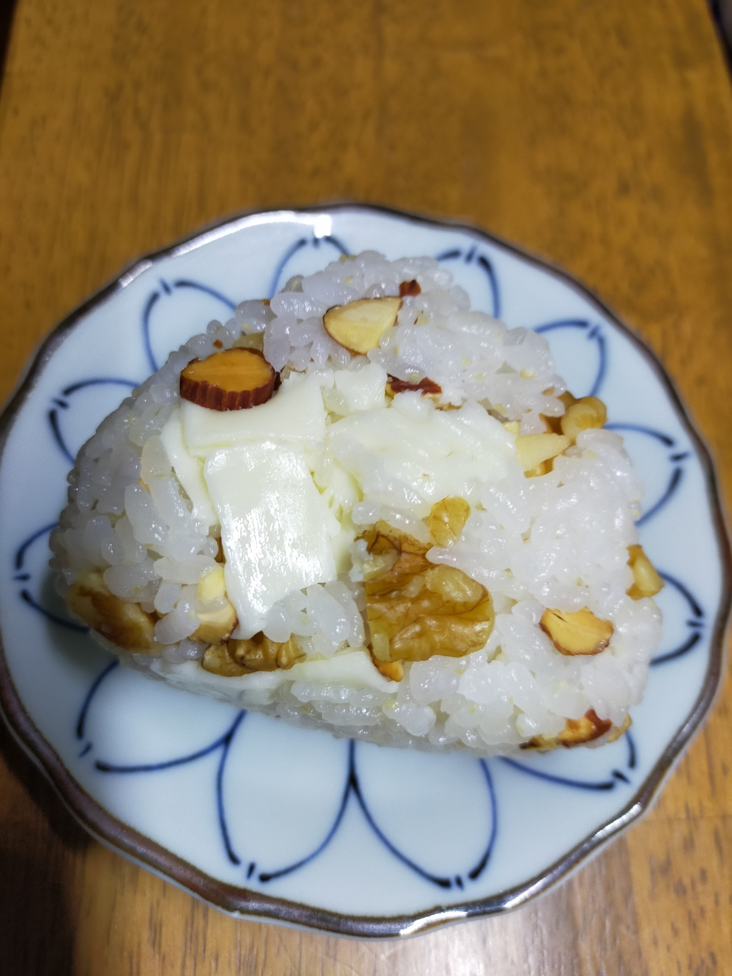 ミックスナッツとチーズの焼きおにぎり