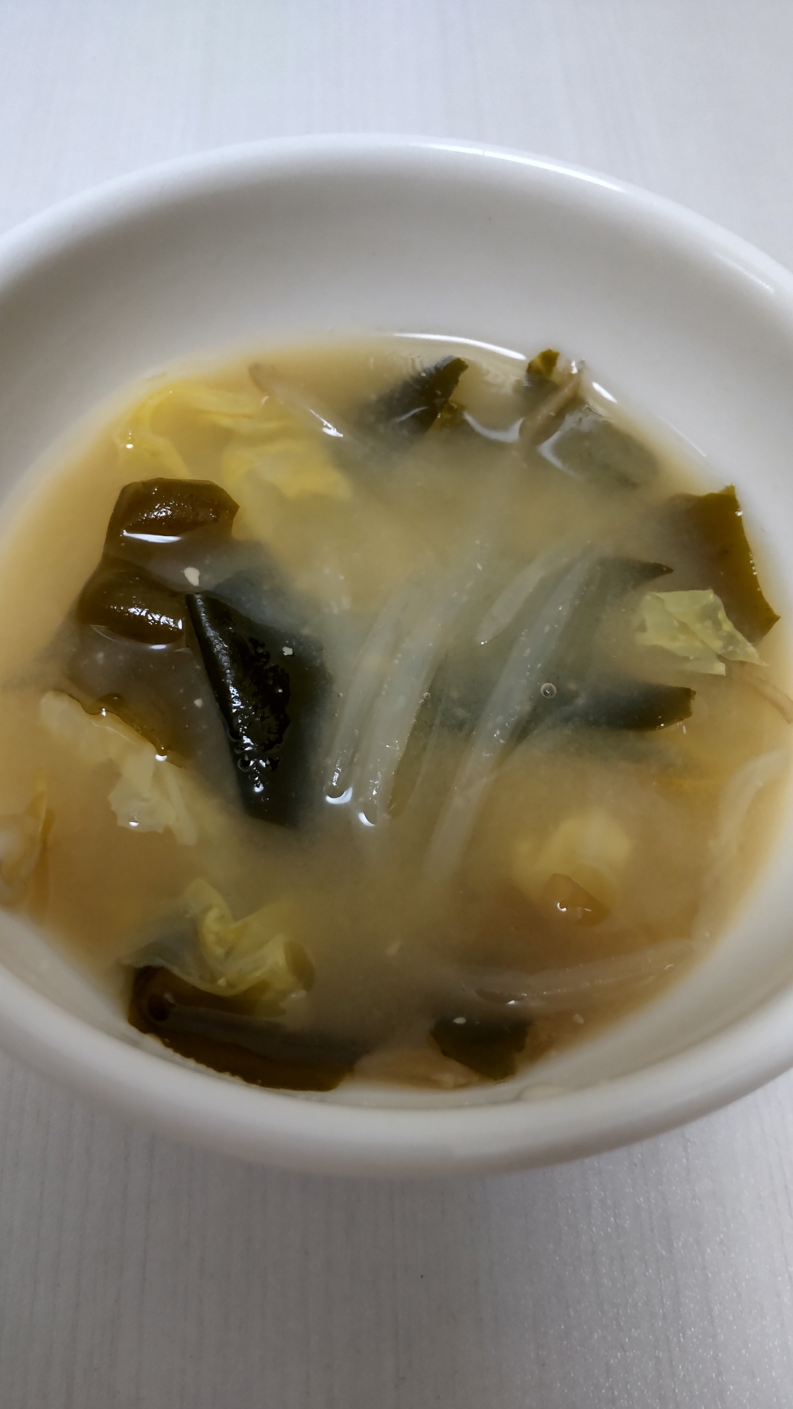 もやしとレタスとわかめのお味噌汁