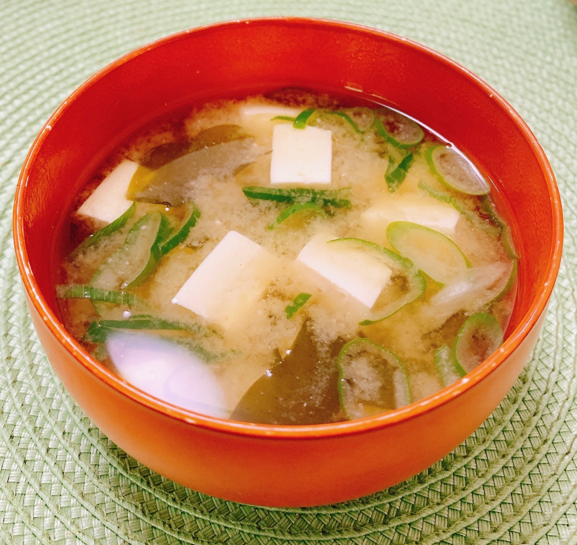 鰹だしの素で♪絹ごし豆腐わかめのお味噌汁✧˖°