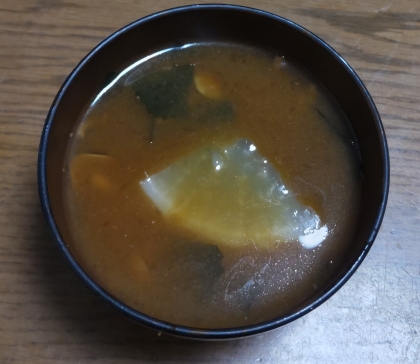 なめこと大根の皮とわかめと葱のお味噌汁