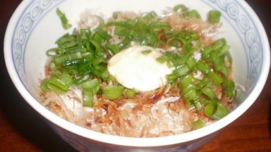 温かいご飯で乗せるだけ簡単じゃごおかかバター丼