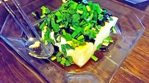 ニラとわかめの豆腐サラダ