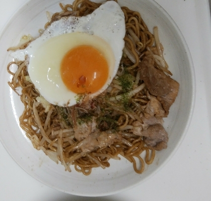 目玉焼き乗せ焼きそば