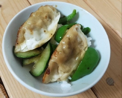 餃子とピーマンときゅうりのオイスターソース丼