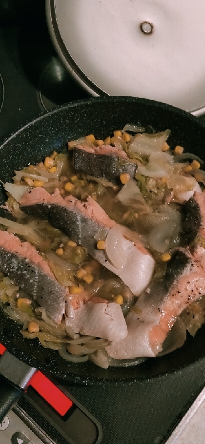鮭とキャベツのバジルオリーブ蒸し煮