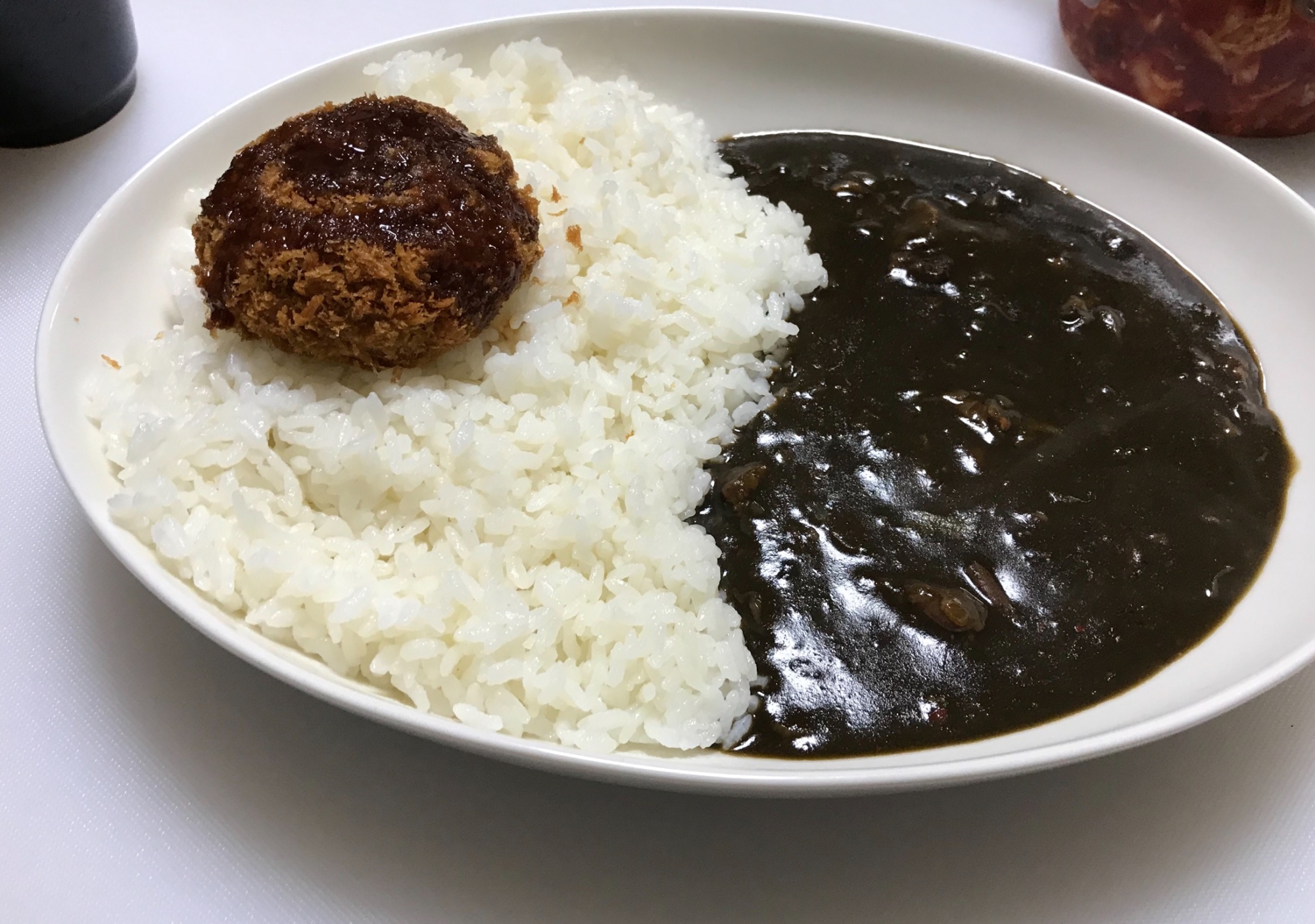 レストラン風の黒いカレー