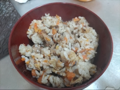 炊飯器で簡単かつ味わい深い、炊き込みご飯でした！