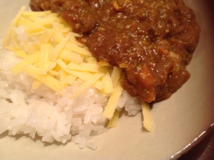 うちは子供のカレーは甘口で別煮です^o^そしてお決まりのチーズをトッピング！美味しいですよね^o^ご馳走様でした^_−☆