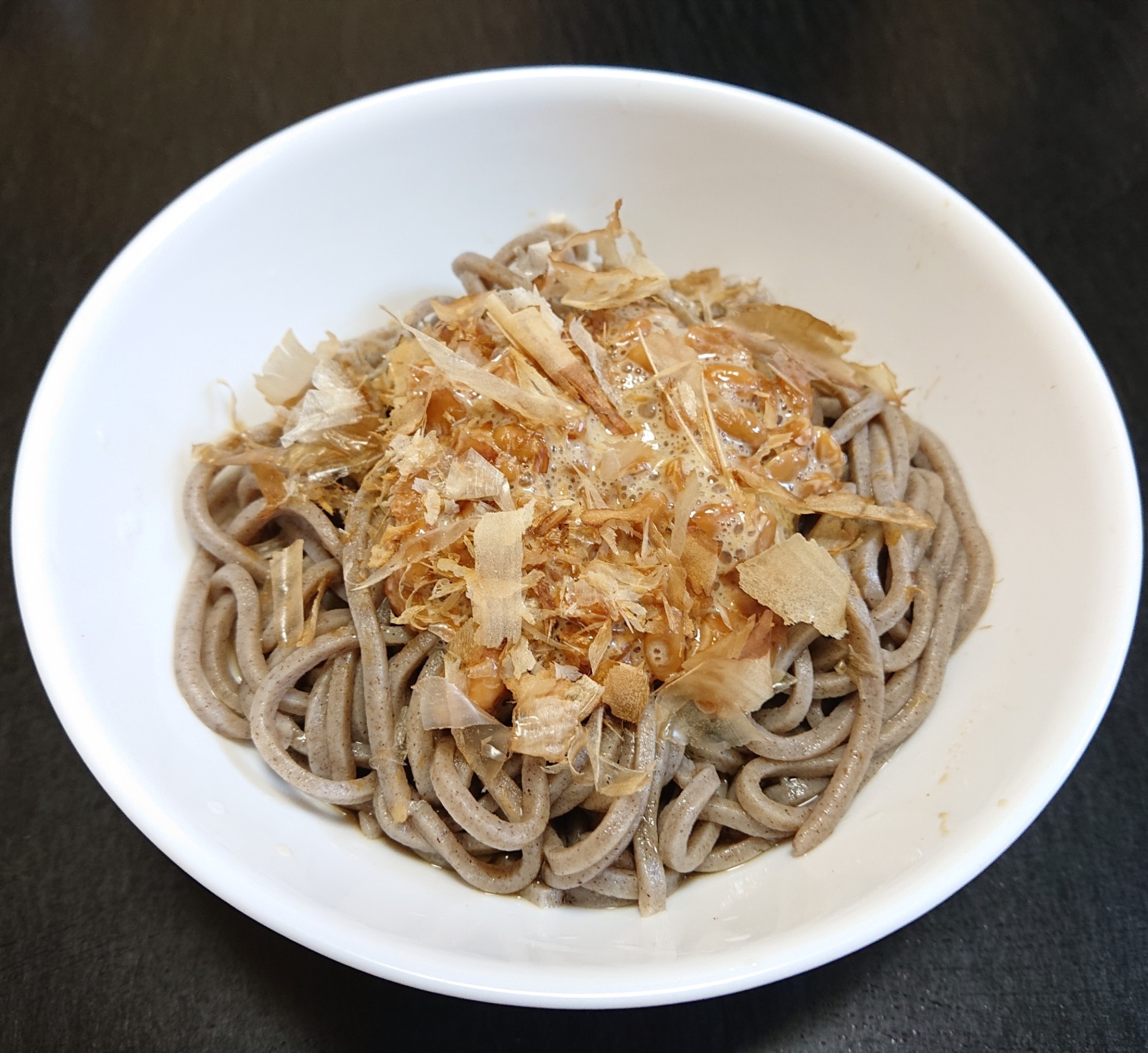 冷やしぶっかけ☆納豆ねこ蕎麦 レシピ・作り方 by うさ山 - 楽天レシピ