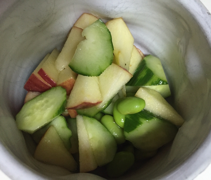 りんご、きゅうり、枝豆のサラダ