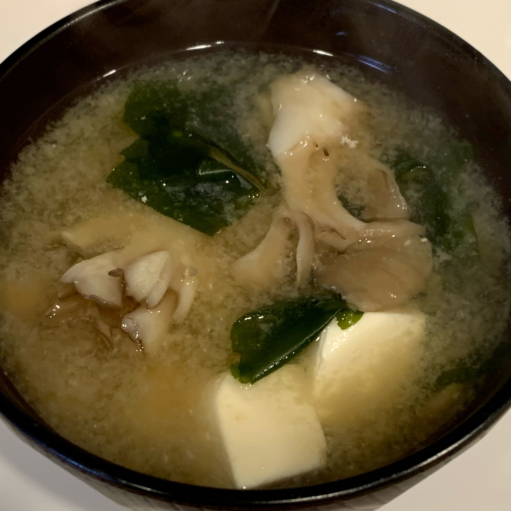 舞茸と豆腐とワカメの味噌汁