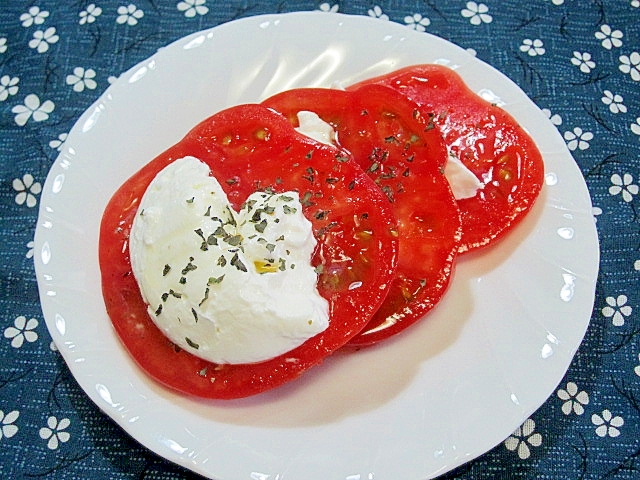 水切りヨーグルトで　カプレーゼ風トマトサラダ