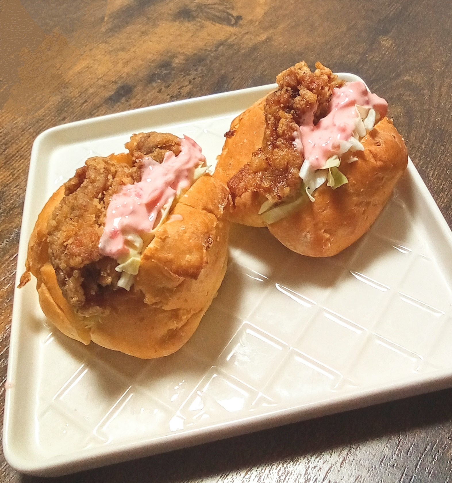 コーンブレッドDe唐揚げサンド(紅生姜タルタル)