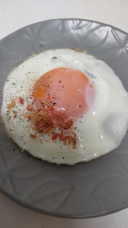 あみえびと黒すりごまの目玉焼き