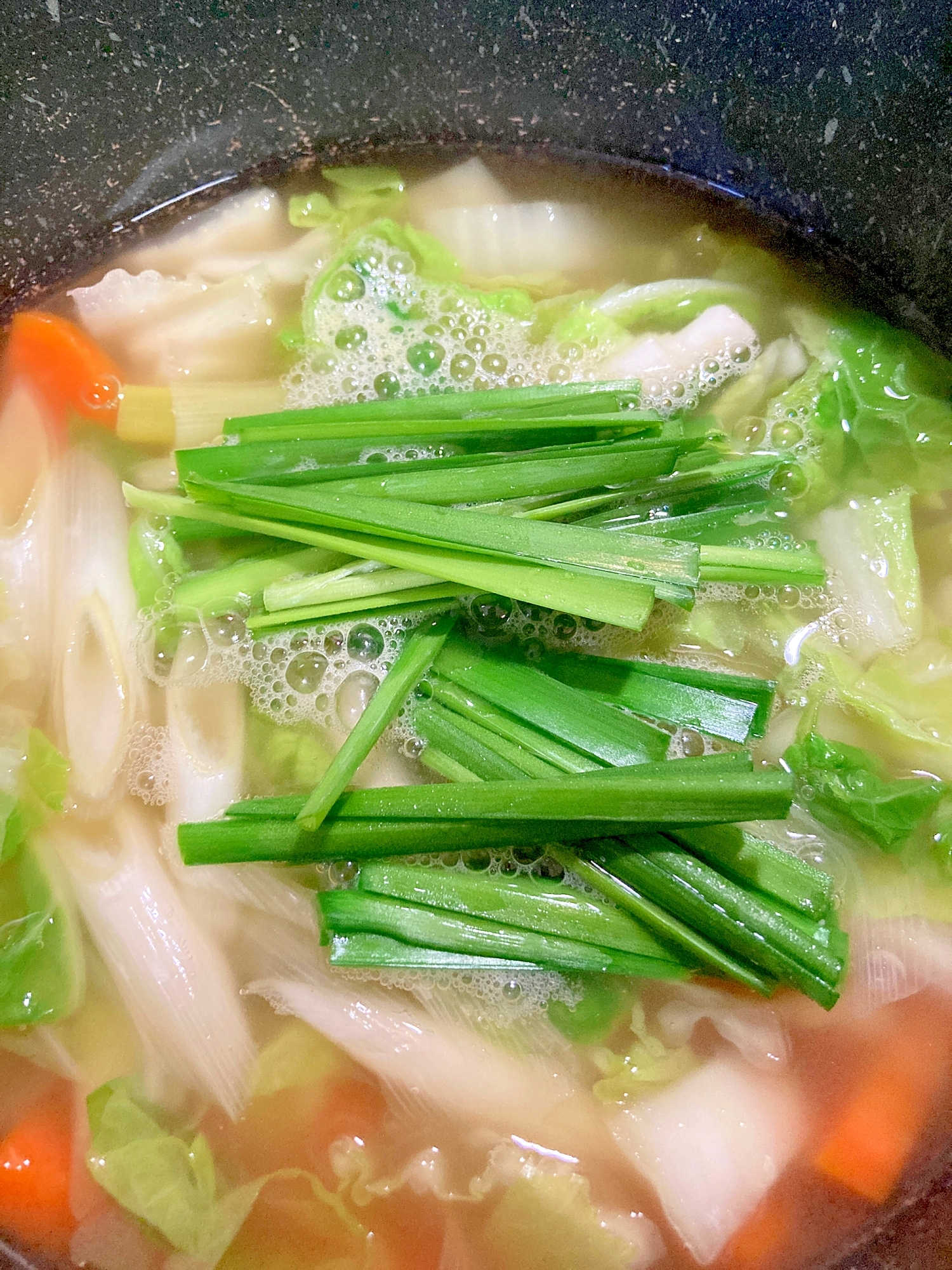 西のまるごと鍋☆にらをたっぷり入れた醤油ベース鍋