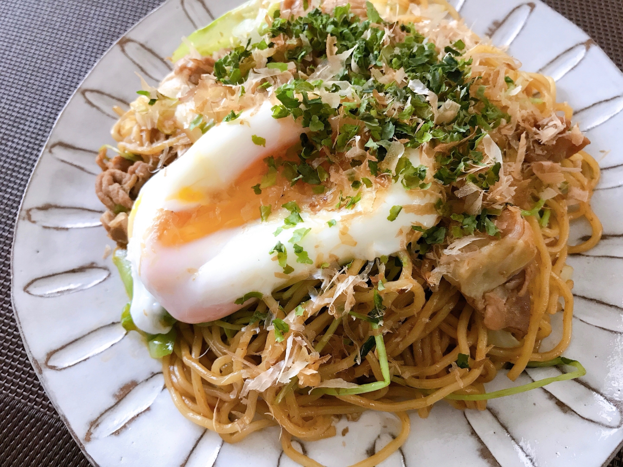 豚×キャベツ×豆苗の焼きそば☆温玉のせ