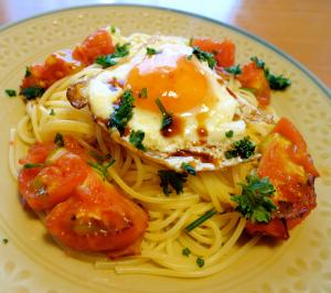 焼きトマトと半熟卵のスパゲティ