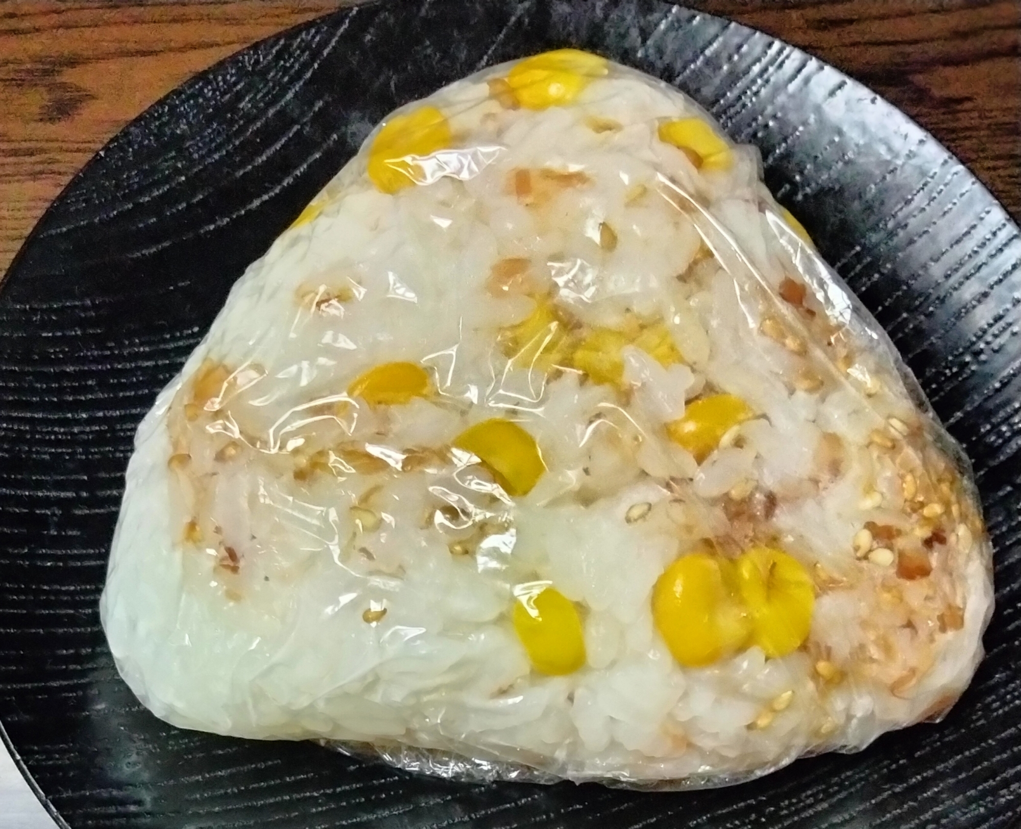 コーンおかか白ごまのおにぎり