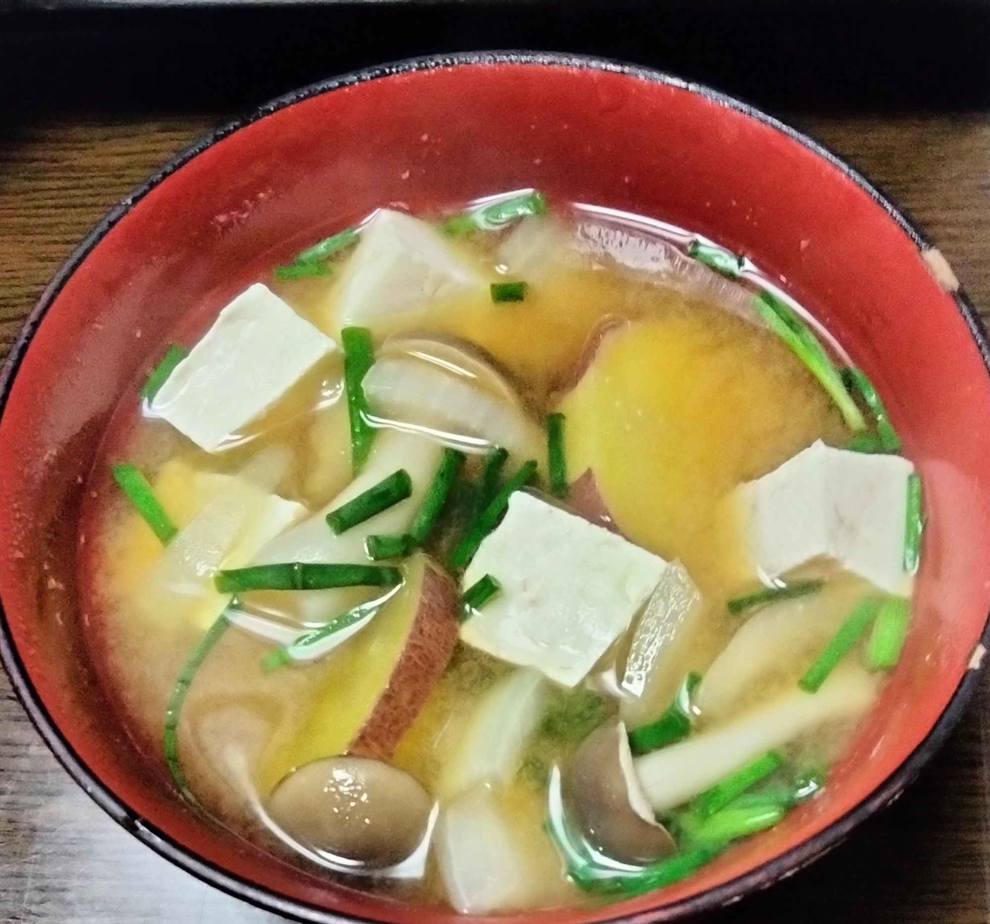 さつま芋玉ねぎしめじ豆腐わけぎの味噌汁