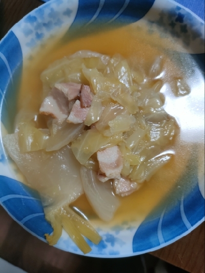 カブとキャベツとベーコンのコンソメスープ