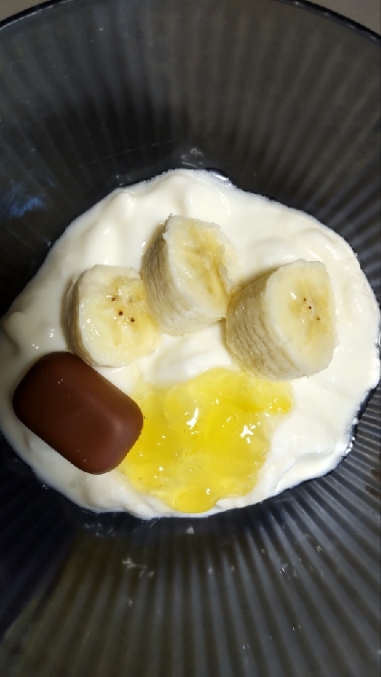 今日のヨーグルト♡バナナジャムチョコのせて