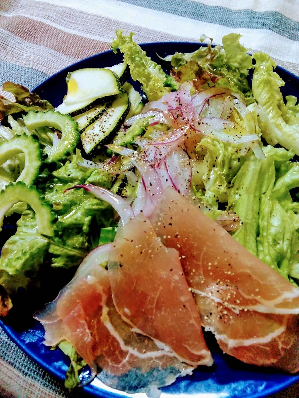 野菜たっぷり紫玉ねぎと生ハムの亜麻仁サラダ